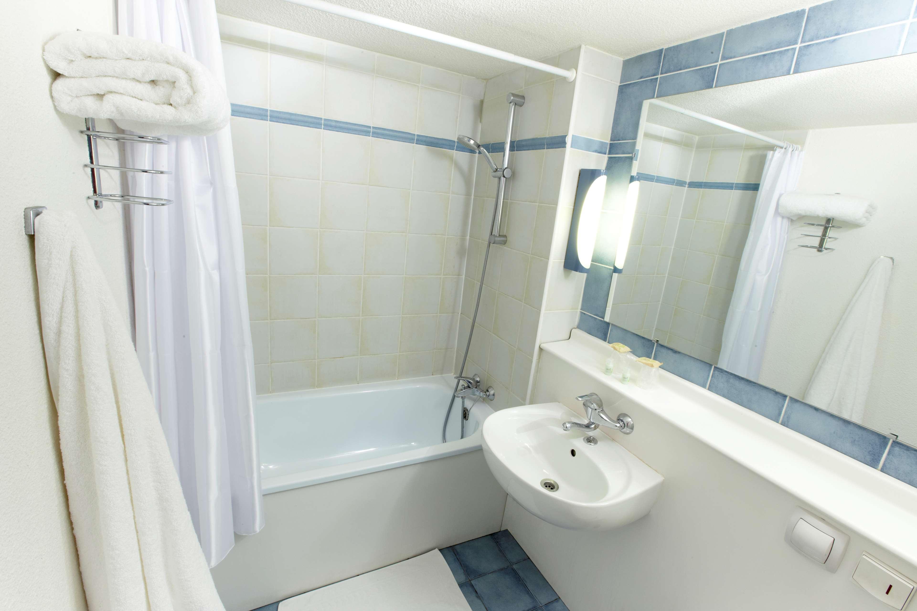 Campanile Saintes Hotel Стая снимка