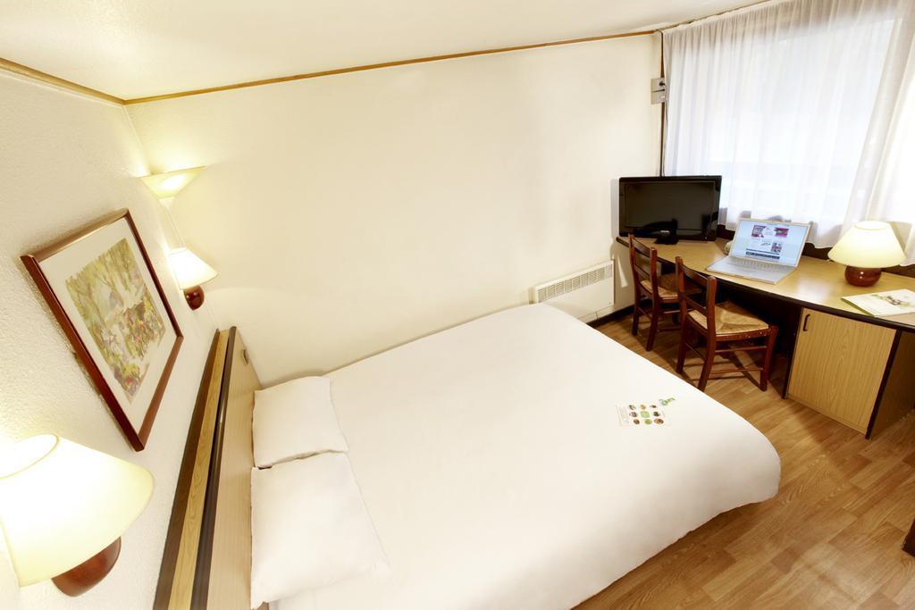 Campanile Saintes Hotel Екстериор снимка