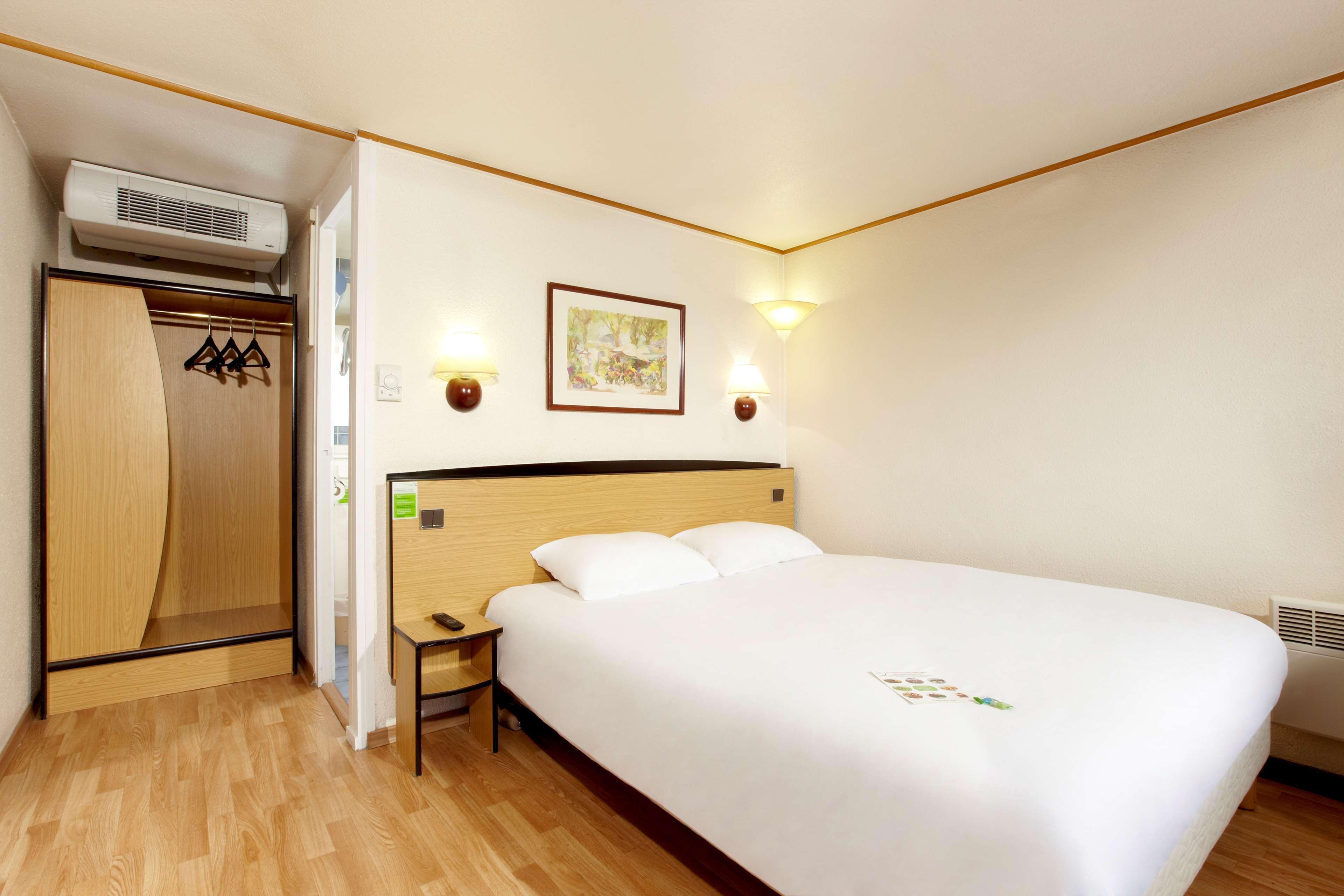 Campanile Saintes Hotel Екстериор снимка