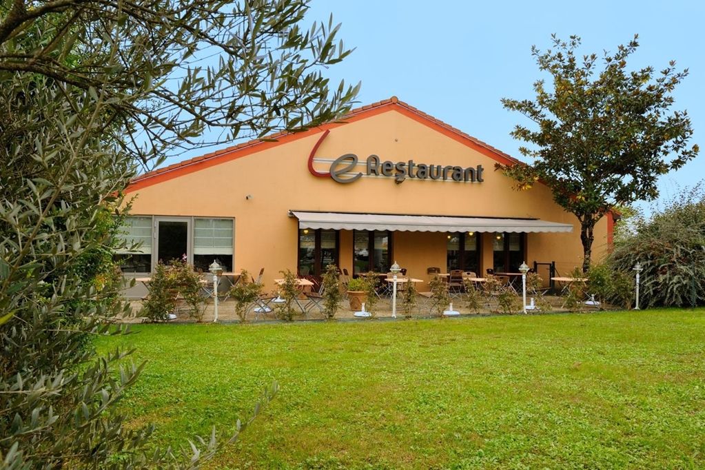 Campanile Saintes Hotel Екстериор снимка