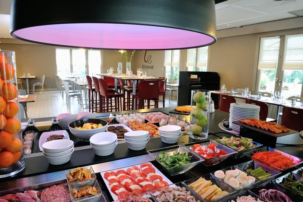 Campanile Saintes Hotel Ресторант снимка
