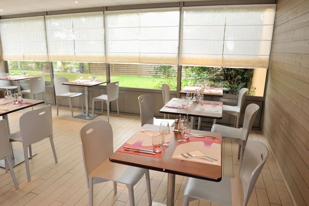 Campanile Saintes Hotel Ресторант снимка