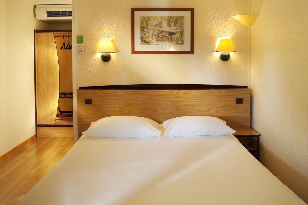 Campanile Saintes Hotel Екстериор снимка