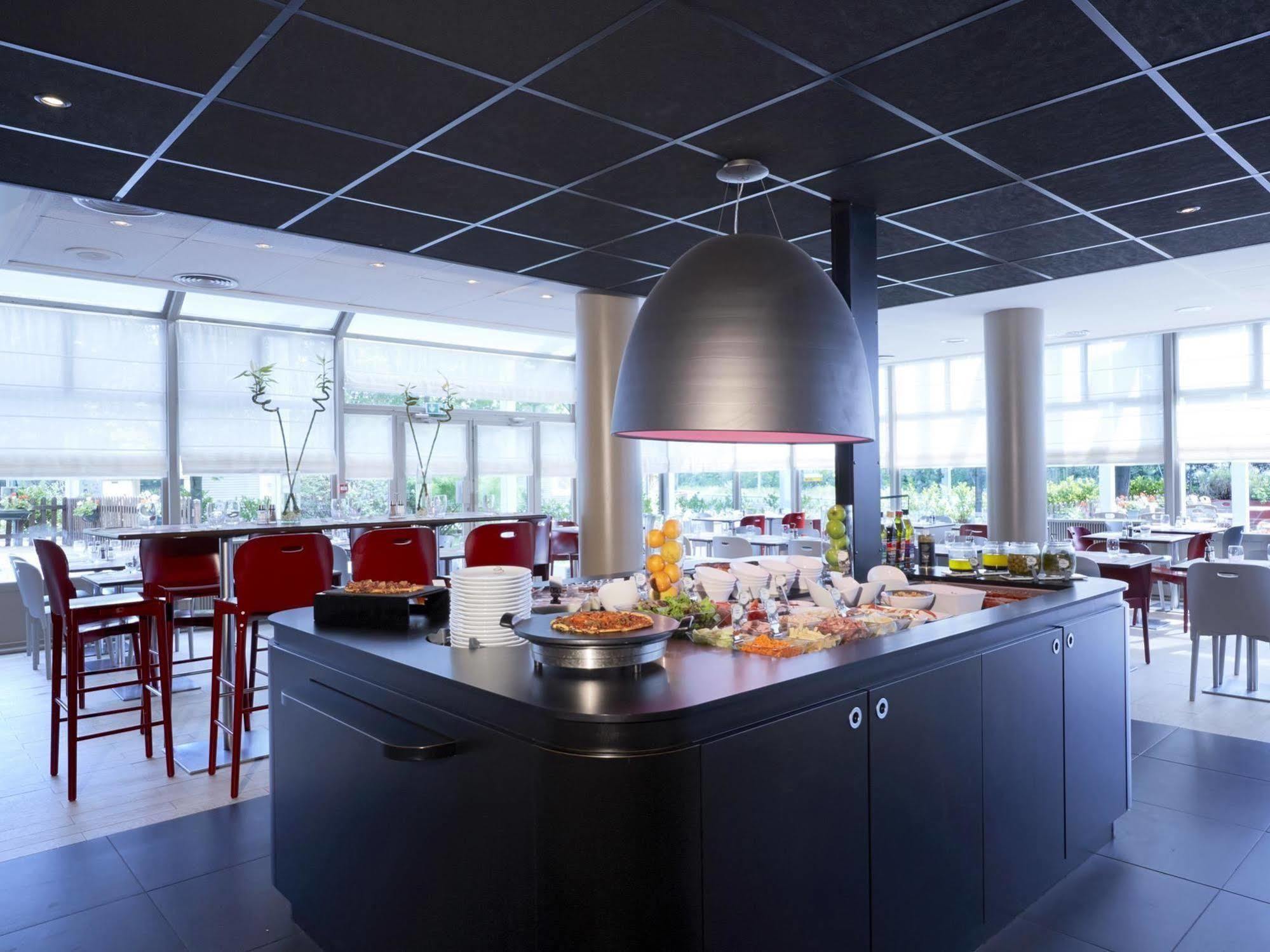 Campanile Saintes Hotel Екстериор снимка