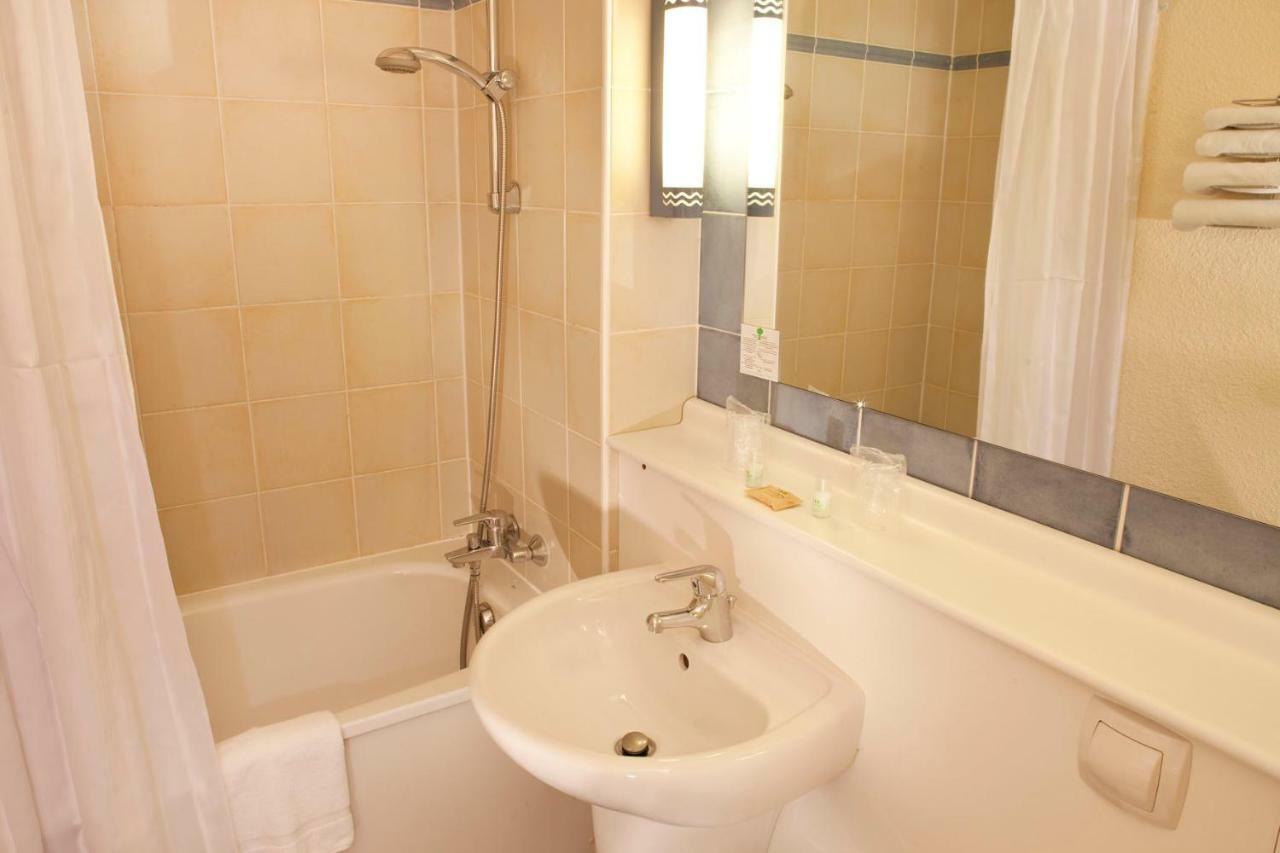 Campanile Saintes Hotel Екстериор снимка